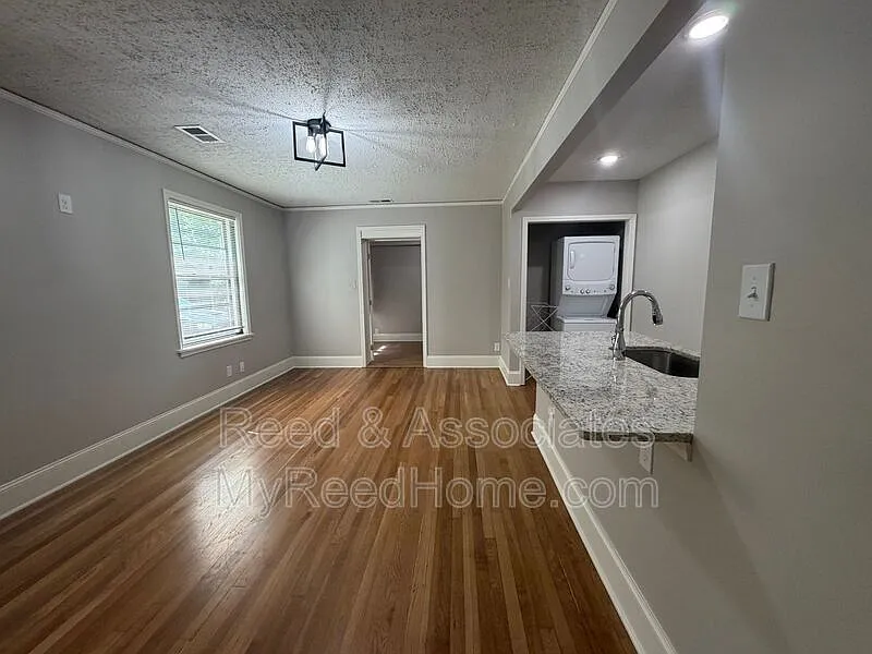 3 bed, 1.0 bath, $1,150 — Photo 2