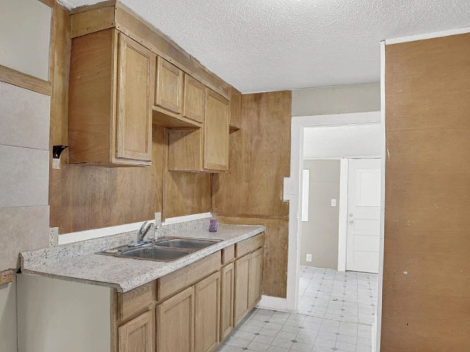 2nd image of 1613 Astor St #3