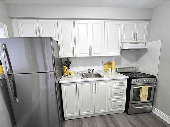 3rd image of 300 Balmoral Ave N #1