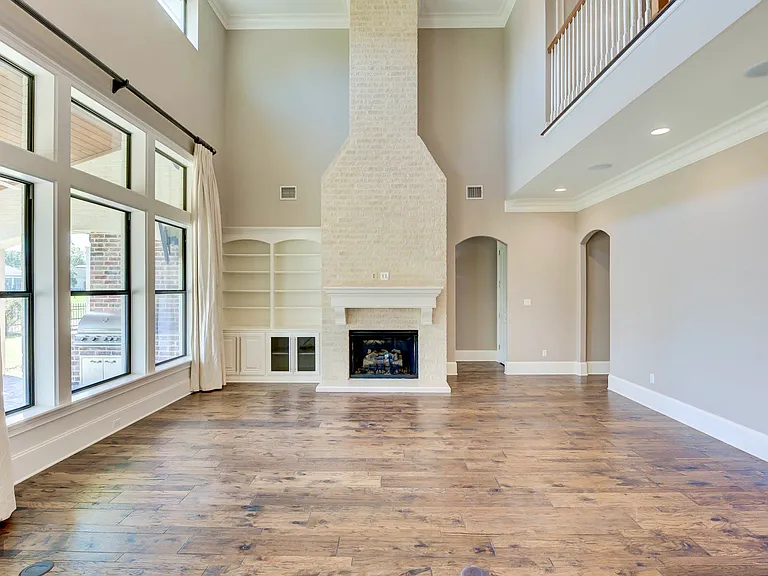 555 Canterbury Ln — Photo 2