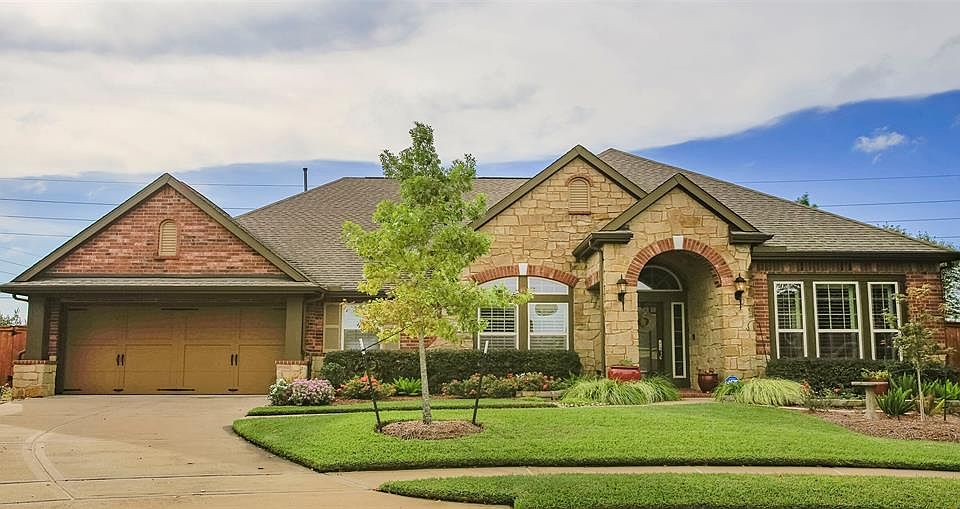 Welcome to this wonderful 1-story on a one-of-a-kind, cul de sac lot in the heart of Towne Lake!