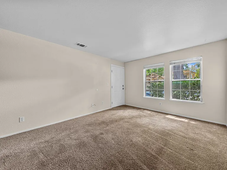 321 T St — Photo 2