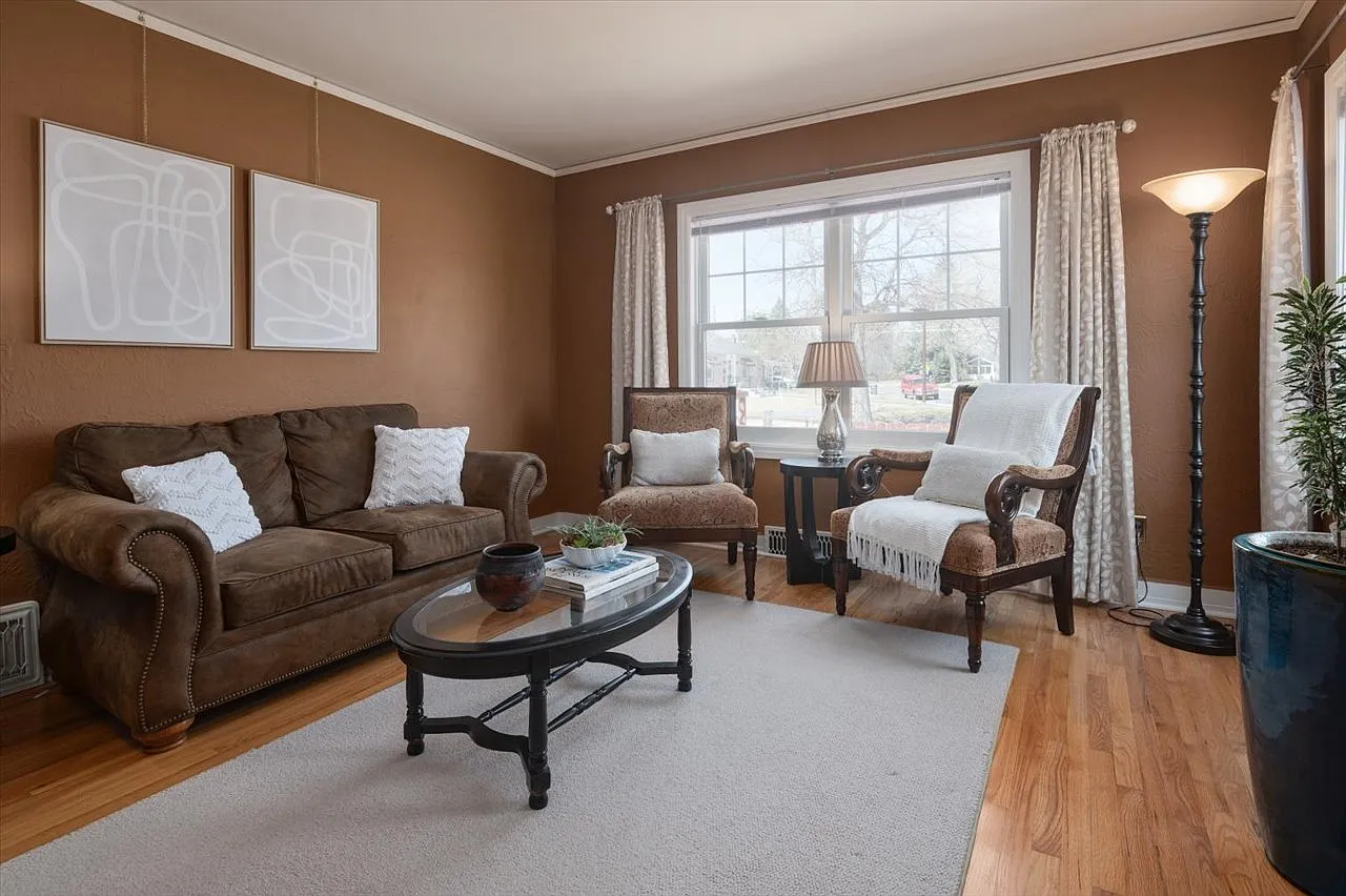 3 bed, 2472 sqft, $2,700 — Photo 3