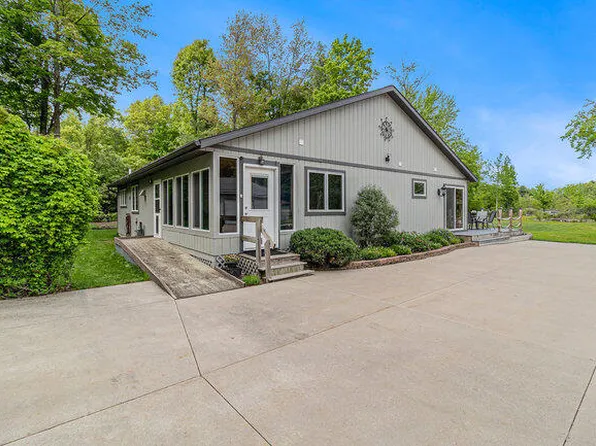 6976 S 80th Ave, Rothbury, MI 49452