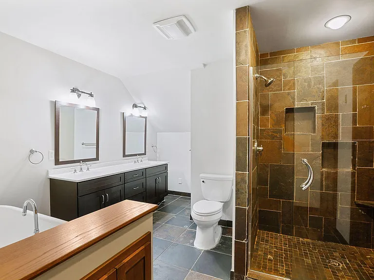 1377 Jefferson Ave — Photo 26