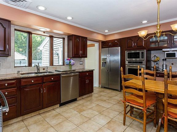 5th image of 1430 Surrey Ln