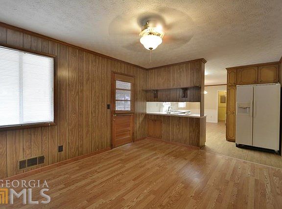 3rd image of 327 Kettlewood Dr