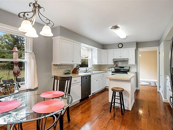3rd image of 6405 Farmington Cir
