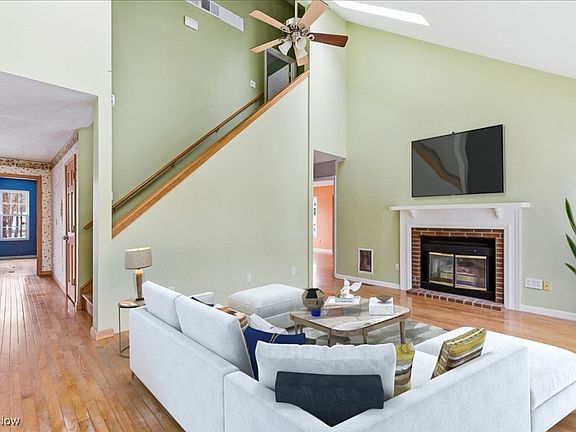 3rd image of 318 Valley Mills Dr