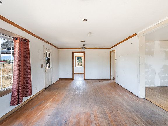 3rd image of 38542 Dexter Rd