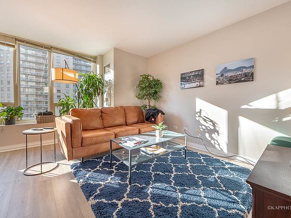 4th image of 33 W Ontario St APT 20C