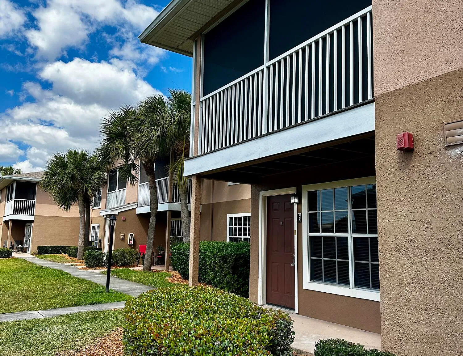 3 bed, 2.0 bath, 1393 sqft, $2,100 — Photo 3