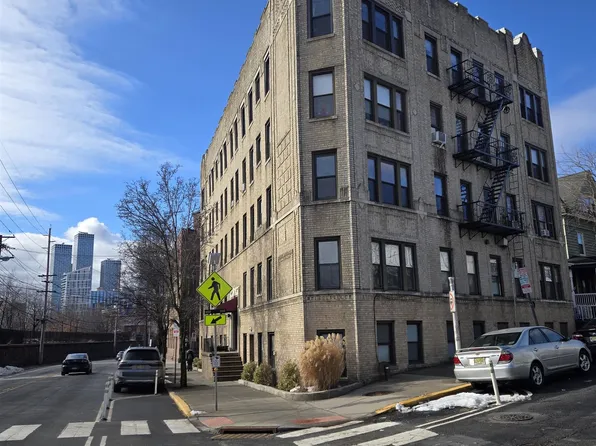 787 Summit Avenue image 1 of 6