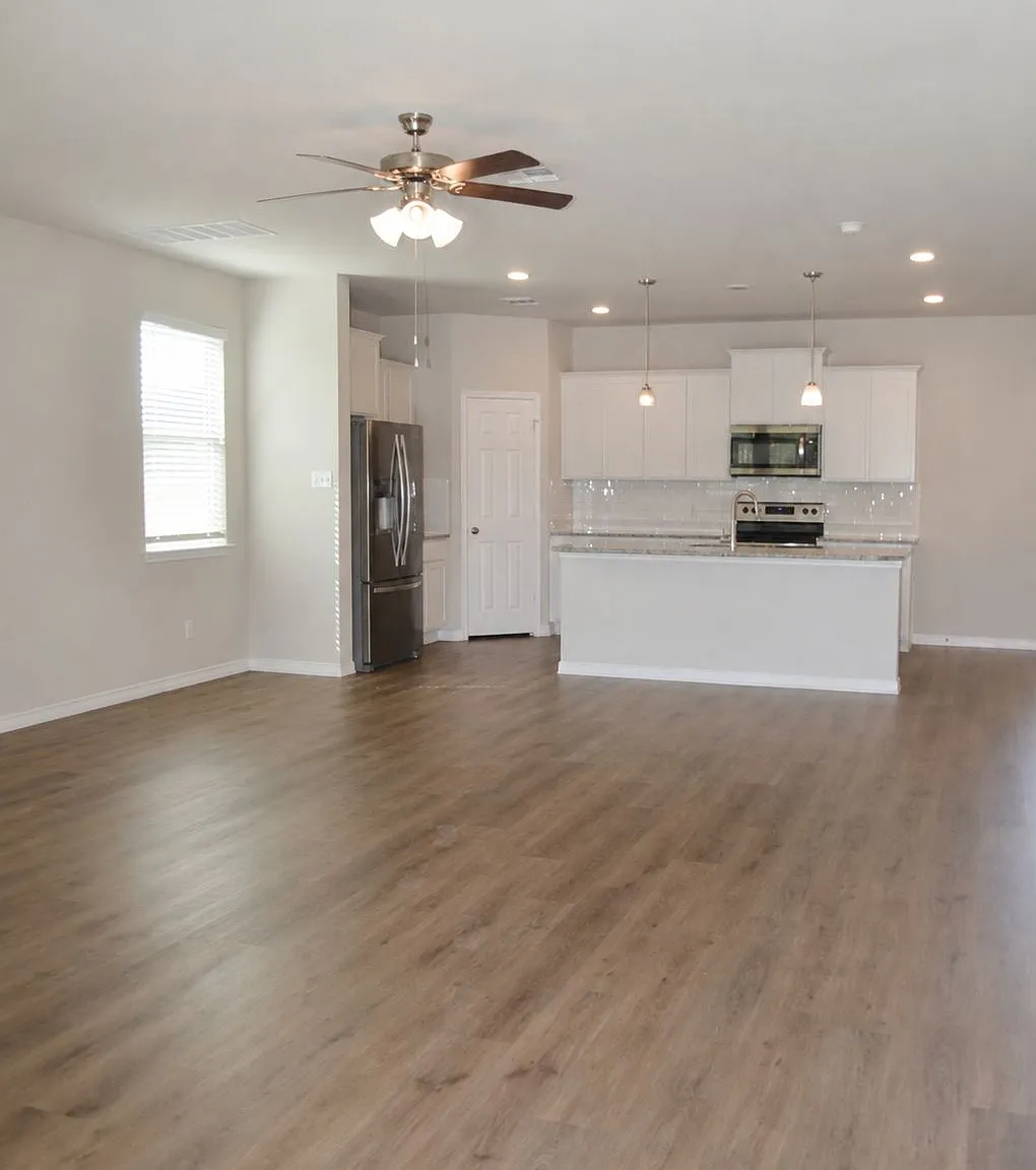 5 bed, 2.5 bath, 2324 sqft, $2,490 — Photo 2