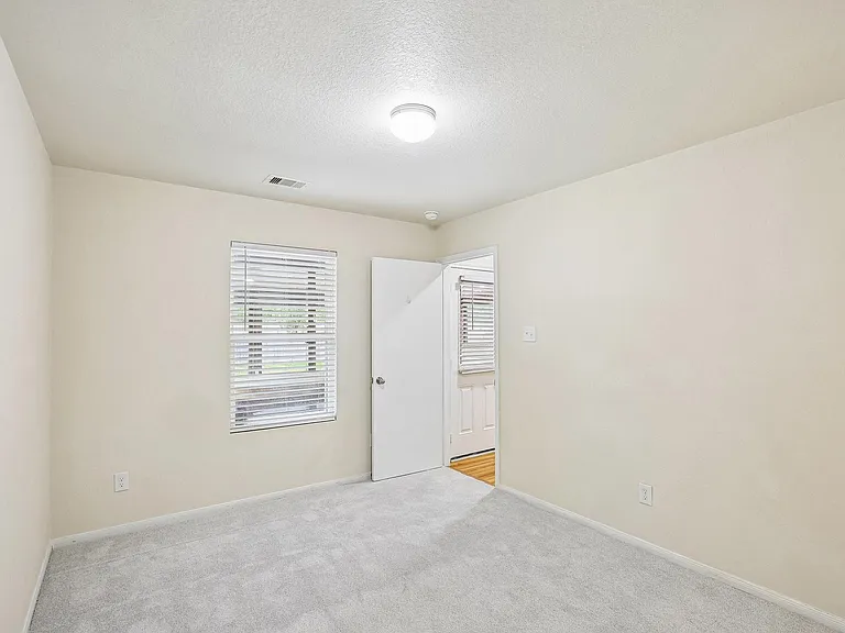 21127 Fox Orchard Ct — Photo 17
