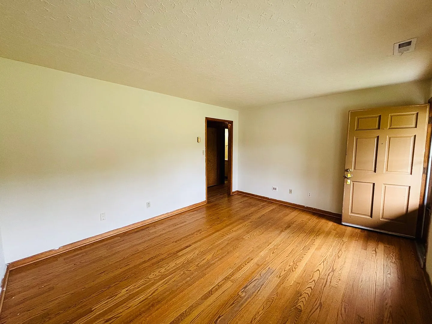 3 Bedroom, 1 Bath House — Photo 2