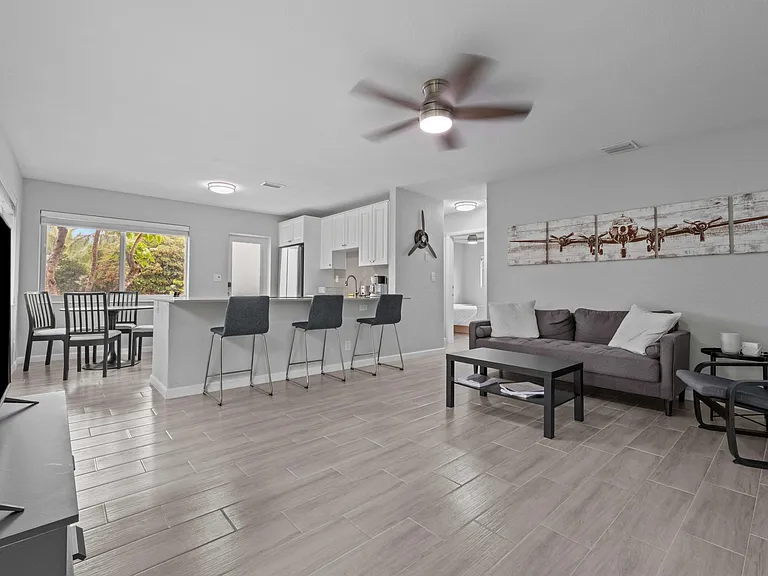 1007 NE 9th Ct — Photo 4