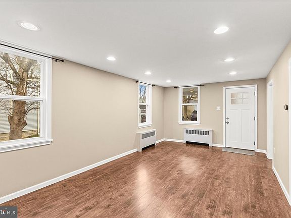 4th image of 29 W George St
