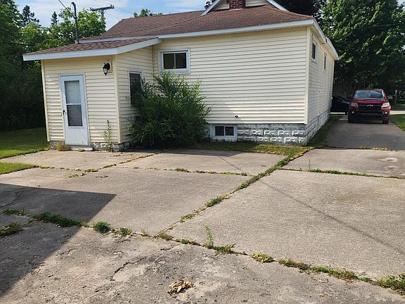 2nd image of 2334 La Forest Ave