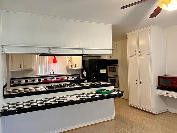 kitchen , plenty of closets