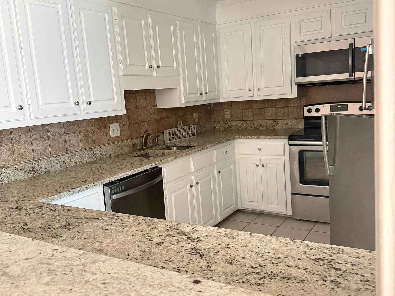 4 bed, 2009 sqft, $2,700 — Photo 1