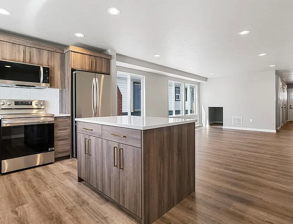 921 E Everett Ave — Photo 2