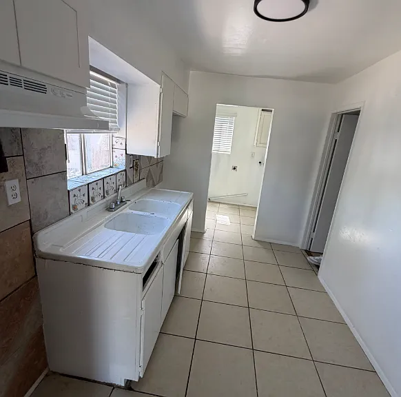 121 Dover Pl — Photo 3