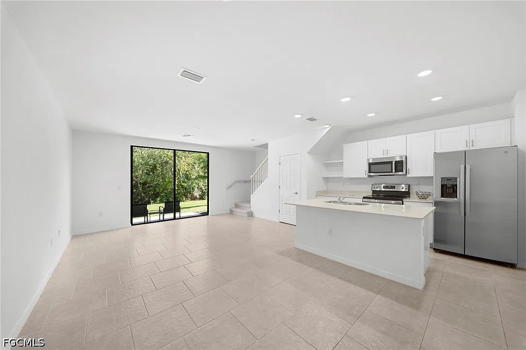 3 bed, 2.5 bath, 1378 sqft, $1,695 — Photo 3
