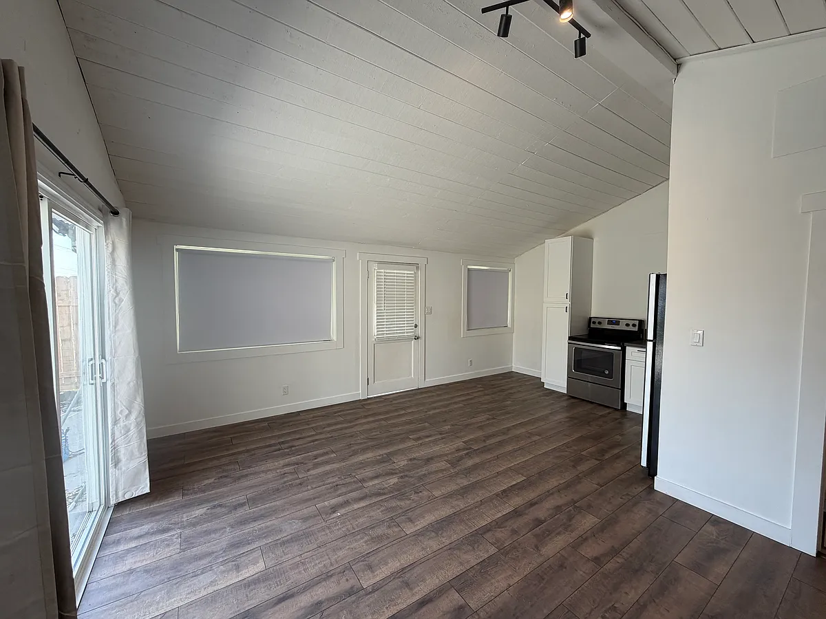Building Photo - 1332 Calle Crisantemo #B