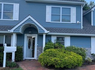 36 Crescent Ln, Levittown, NY 11756