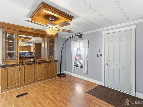 4th image of 8 Longfellow Rd