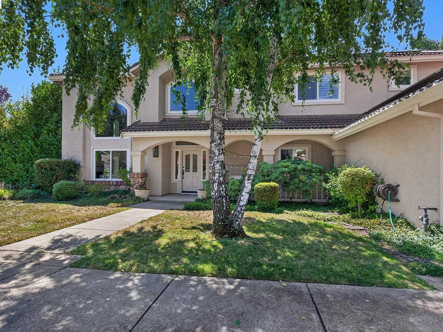 5 bed, 3483 sqft, $7,800 — Photo 2