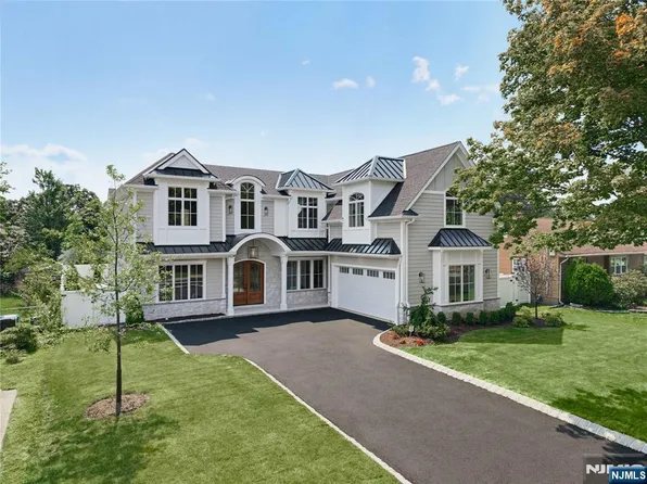 92 Oliver Rd, Paramus, NJ 07652