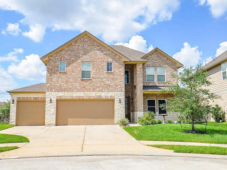 21303 Adela Point