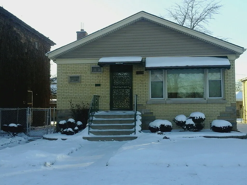 9016 S King Dr photo 1