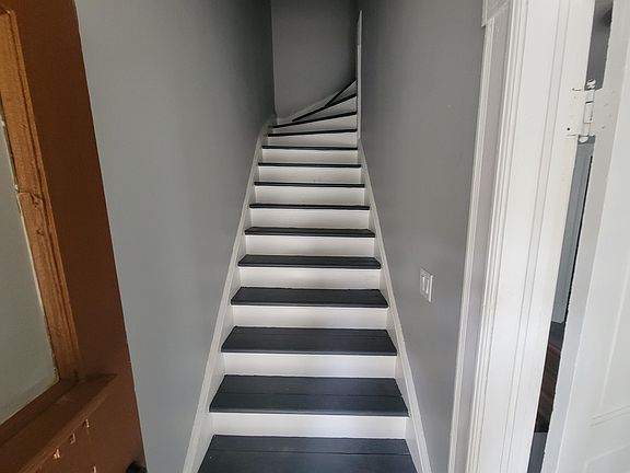 5th image of 114 E Brown St