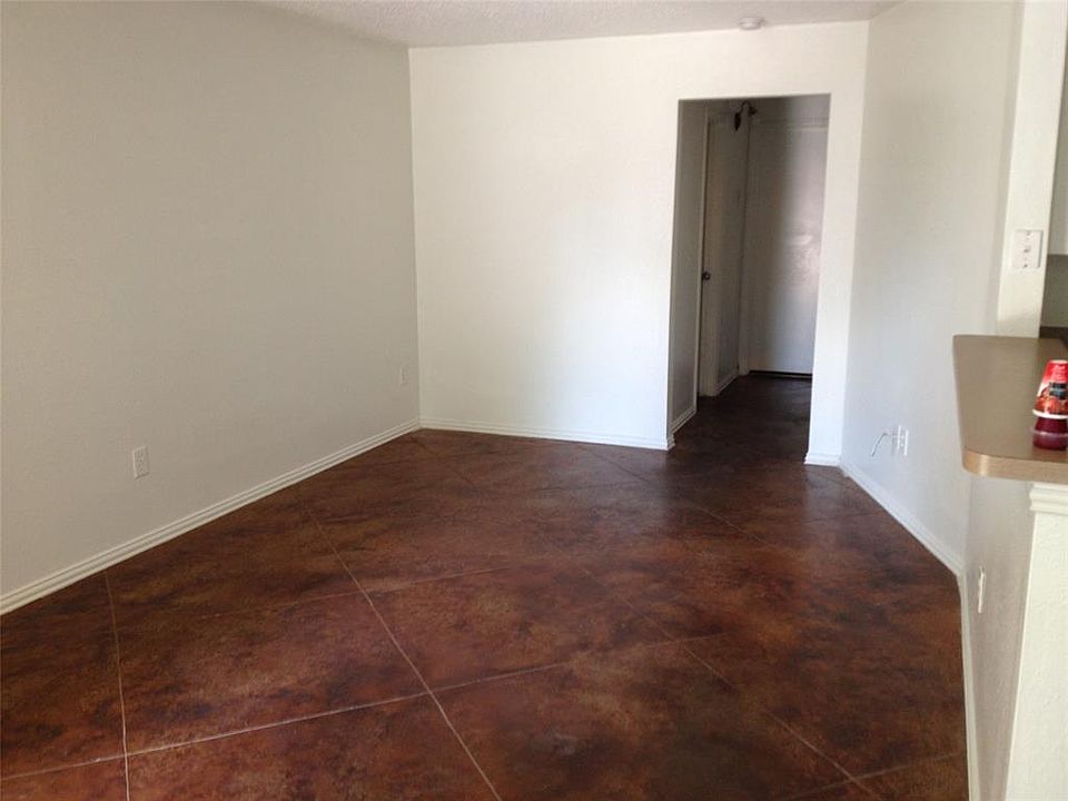 1st image of 521 Oakwood Ln APT B