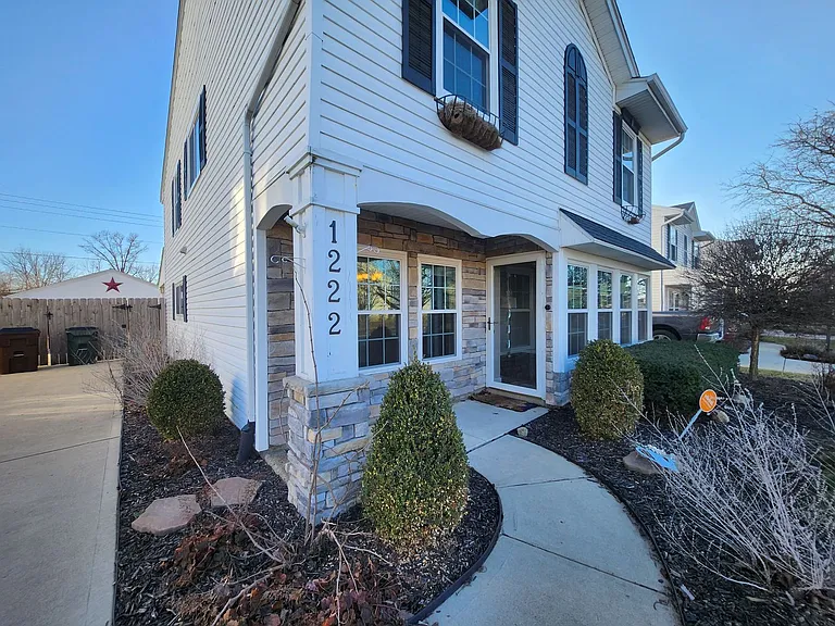 1222 Sunset Dr — Photo 2
