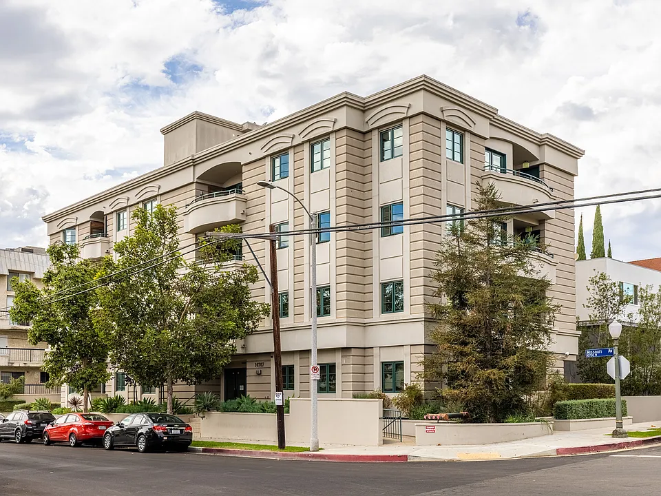 10707 W Missouri Ave #201