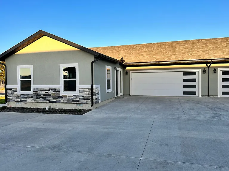 1025 W Cheney Dr — Photo 1
