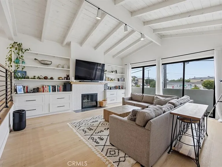 1506 Wollacott St — Photo 4