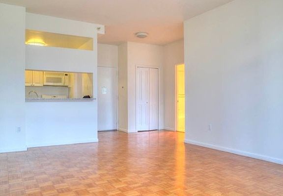 2nd image of 325 W 43rd St #41C