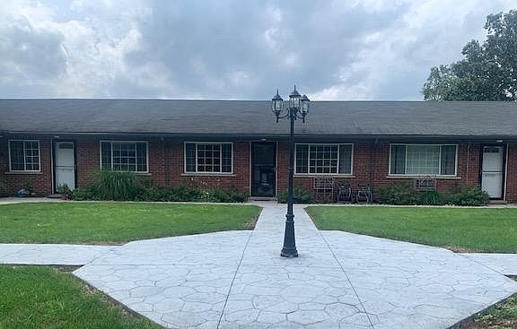 5th image of 1009 Hilldale Dr
