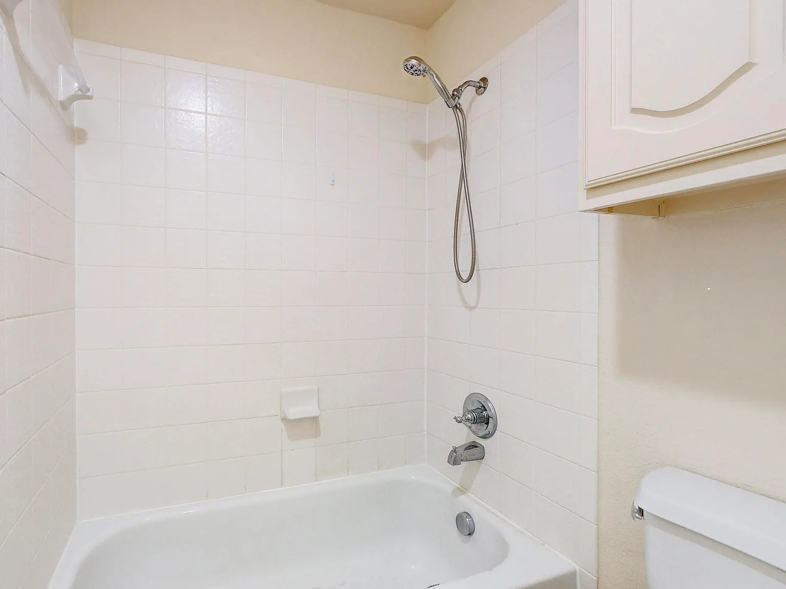 5 bed, 2600 sqft, $2,800 — Photo 2
