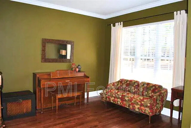4 bed, 3.5 bath, 2490 sqft, $2,900 — Photo 3