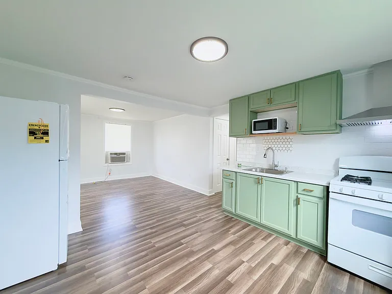 512 Crescent Blvd — Photo 4