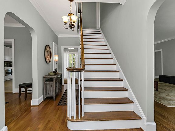 5th image of 2423 Wilmot Ave