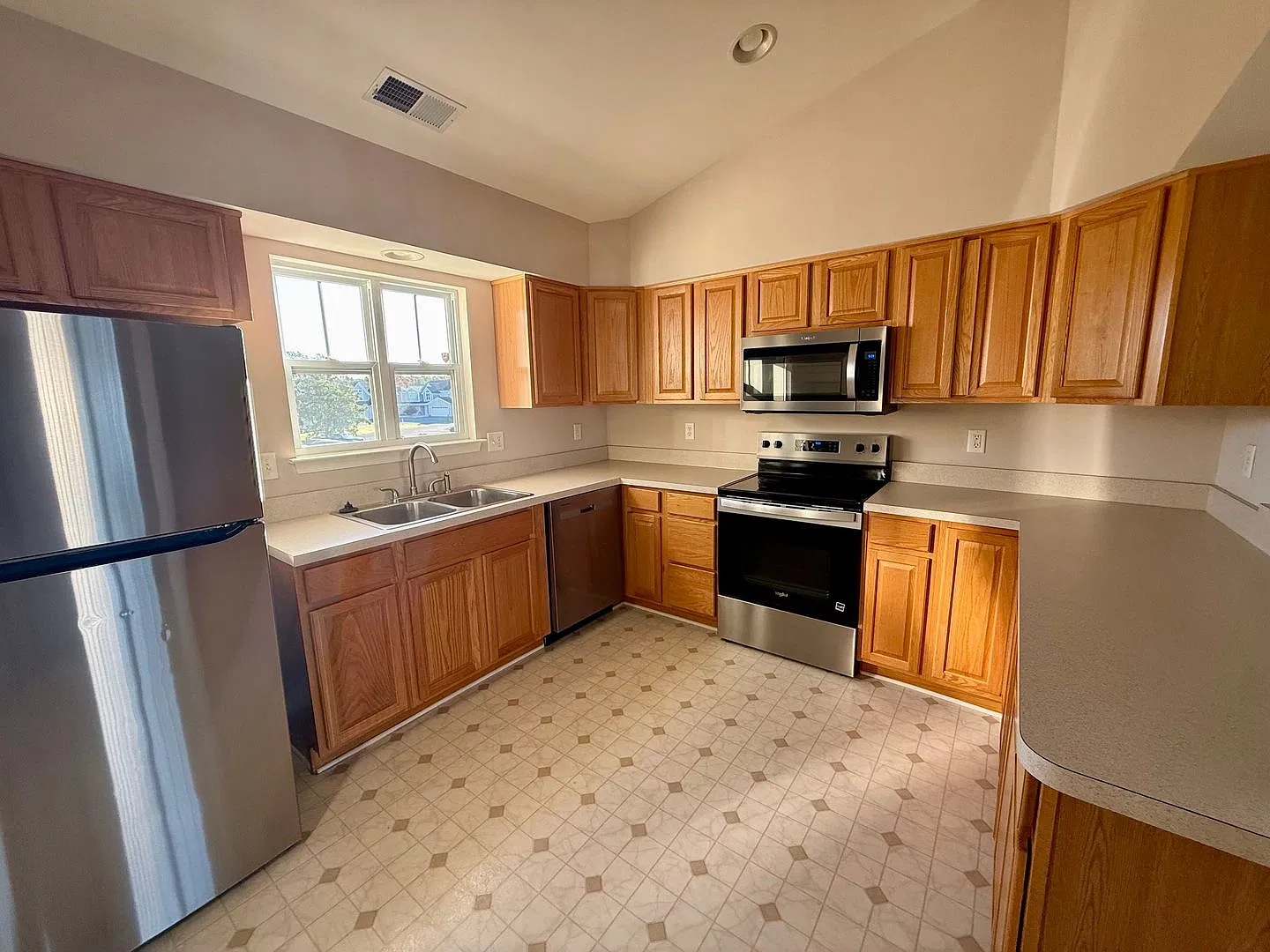 Spacious villa living with low-maintenance convenience in sought-after Hearthstone Manor! — Photo 4