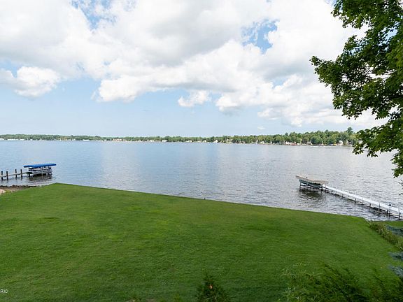 100 Ft Lot overlooking lake