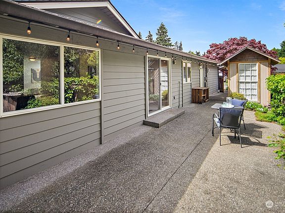 5th image of 1014 142nd Avenue SE